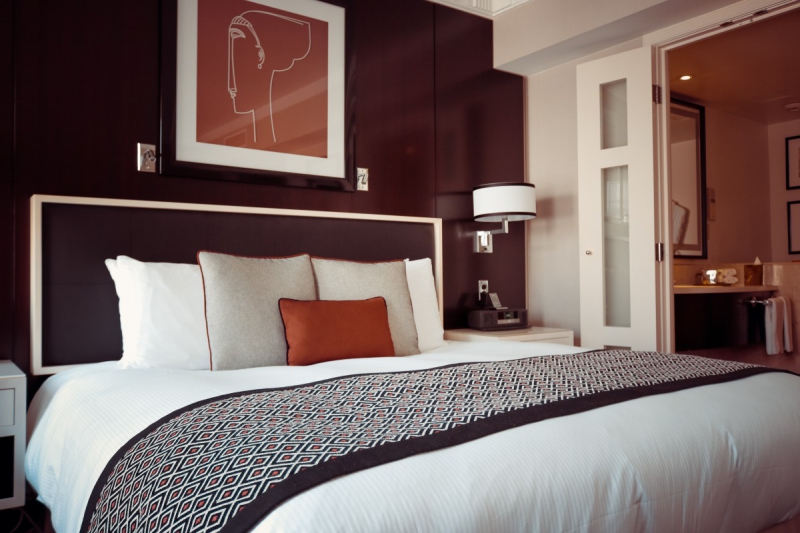hotel-ST RAPHAEL-min_hotel_room_bed_pillows_room_hotel_bedroom_lamp_interior-607447